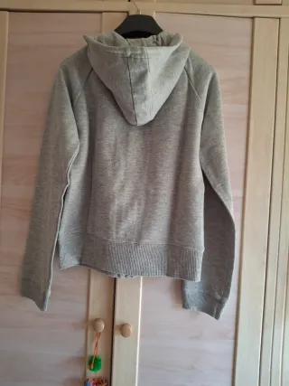 Sudadera con capucha gris