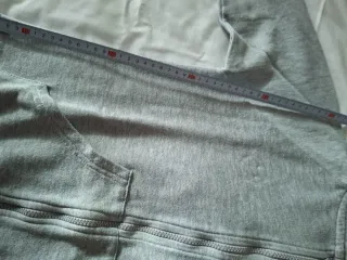 Sudadera con capucha gris