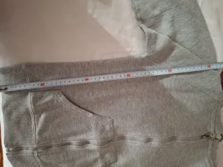 Sudadera con capucha gris