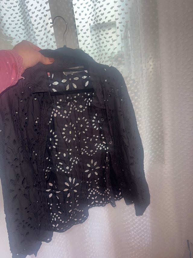 Blusa negra bordada