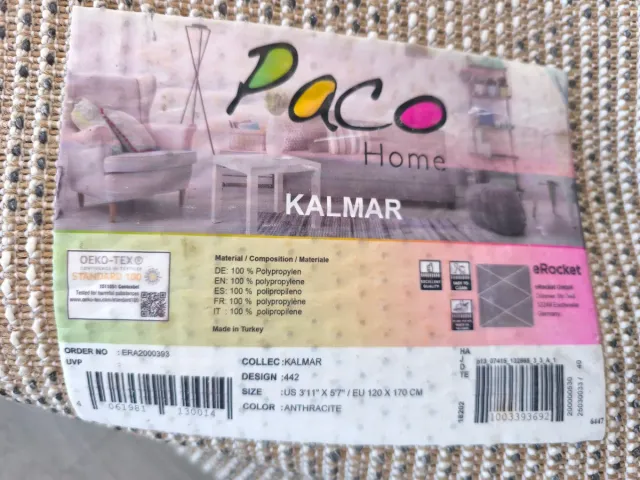 Alfombra gris con diseño geométrico