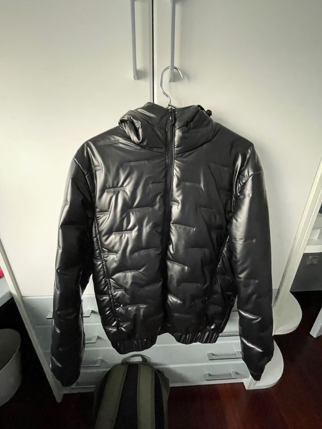 Abrigo negro brillante con capucha