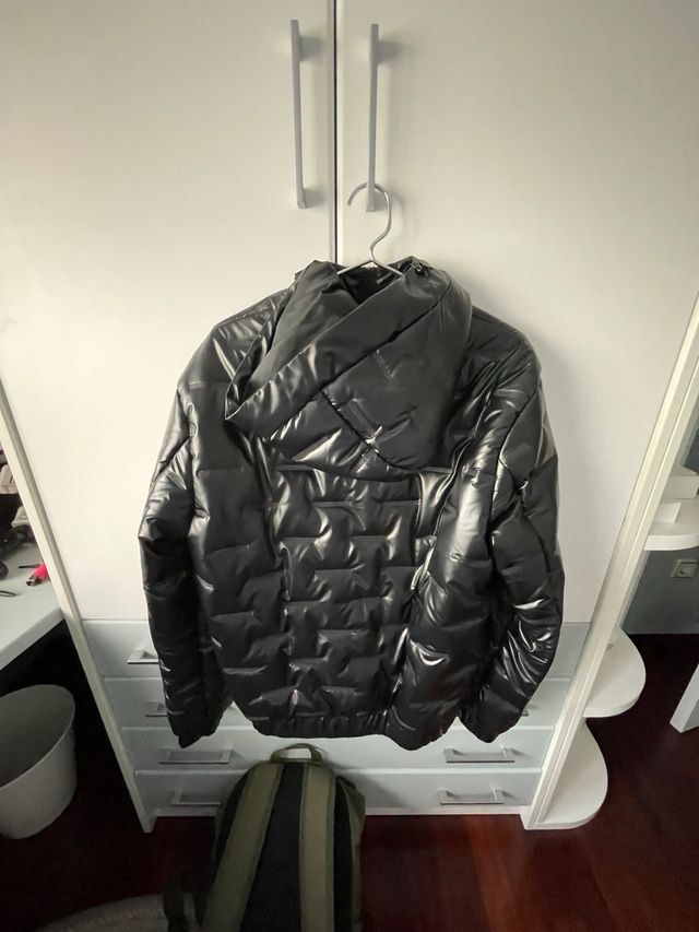 Abrigo negro brillante con capucha