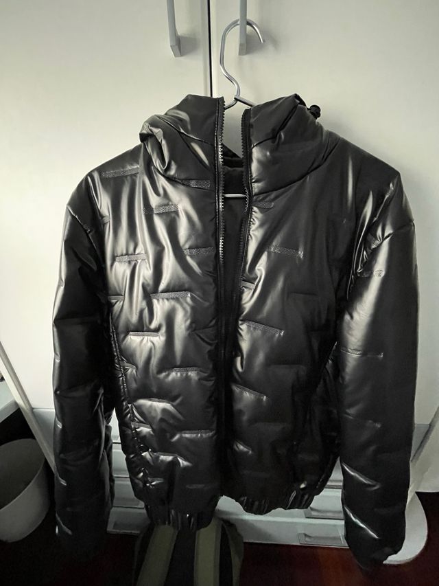 Abrigo negro brillante con capucha