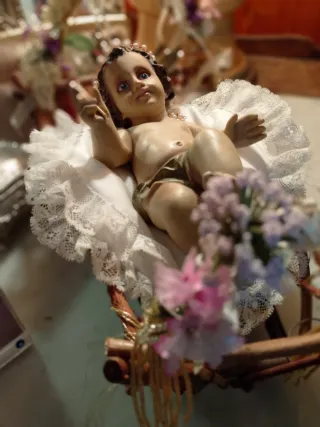 Gesù Bambino con rosario e fiori