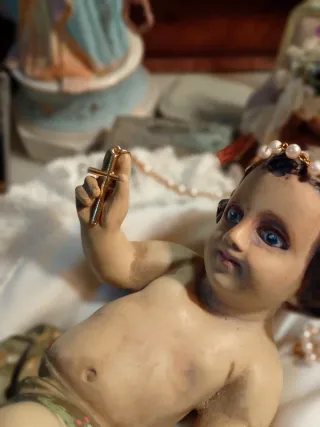 Gesù Bambino con rosario e fiori