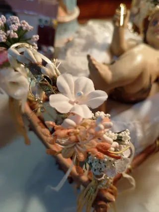 Gesù Bambino con rosario e fiori