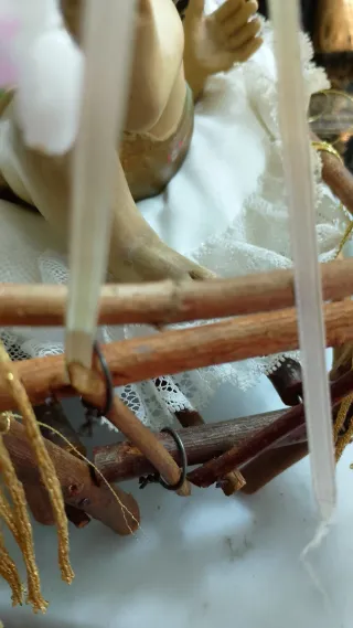 Gesù Bambino con rosario e fiori