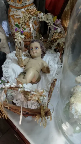 Gesù Bambino con rosario e fiori