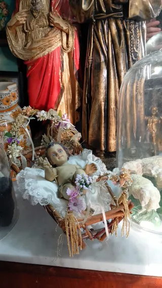 Gesù Bambino con rosario e fiori