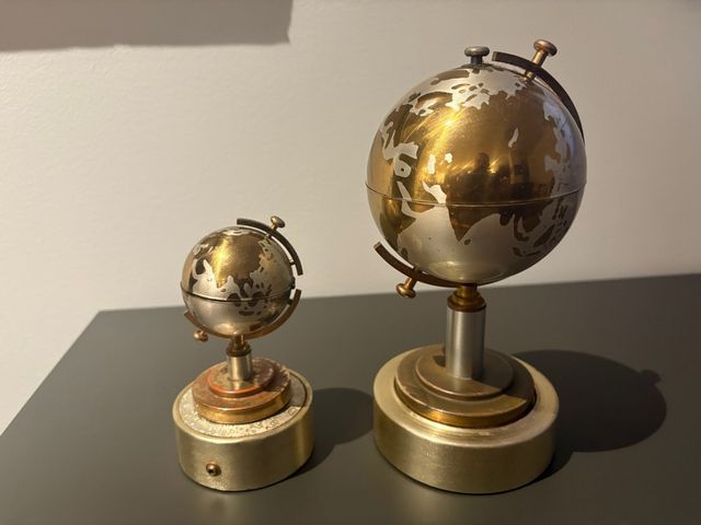 Set vintage de cigarrera con diseño globo tierra