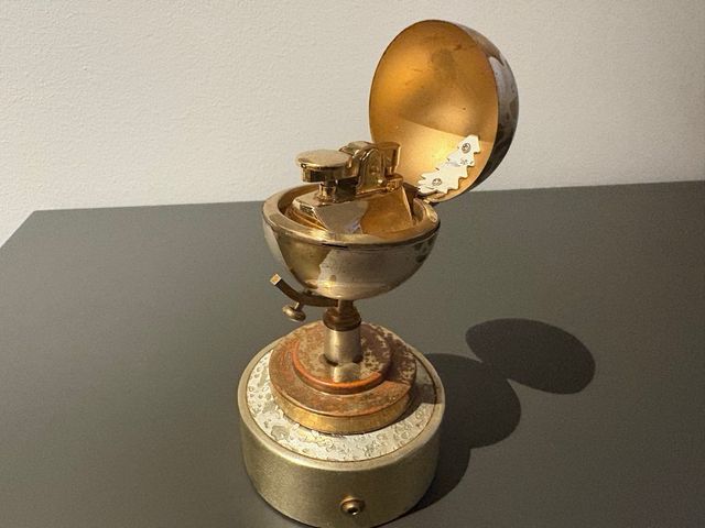 Set vintage de cigarrera con diseño globo tierra