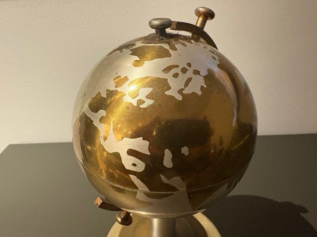 Set vintage de cigarrera con diseño globo tierra