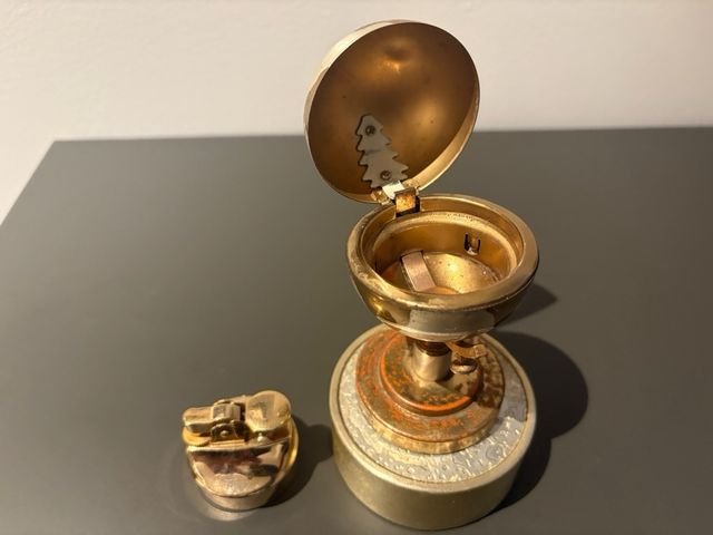 Set vintage de cigarrera con diseño globo tierra