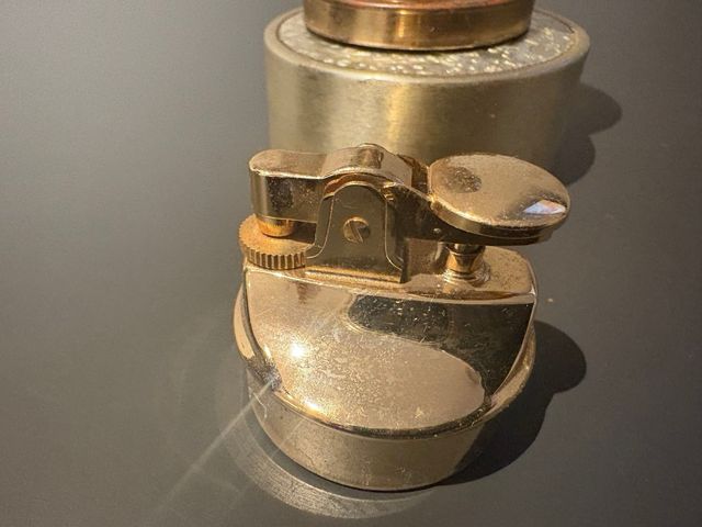 Set vintage de cigarrera con diseño globo tierra