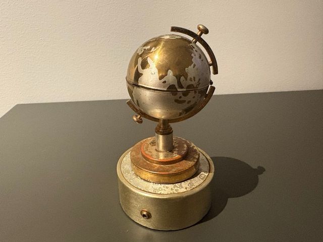 Set vintage de cigarrera con diseño globo tierra