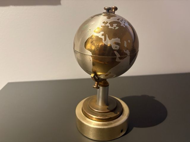 Set vintage de cigarrera con diseño globo tierra