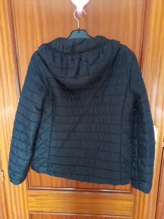 Chaqueta acolchada negra con capucha