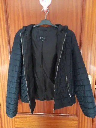 Chaqueta acolchada negra con capucha