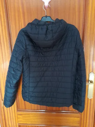Chaqueta acolchada negra con capucha