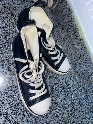 Zapatos altos negros y blancos