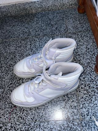 Zapatos altos negros y blancos