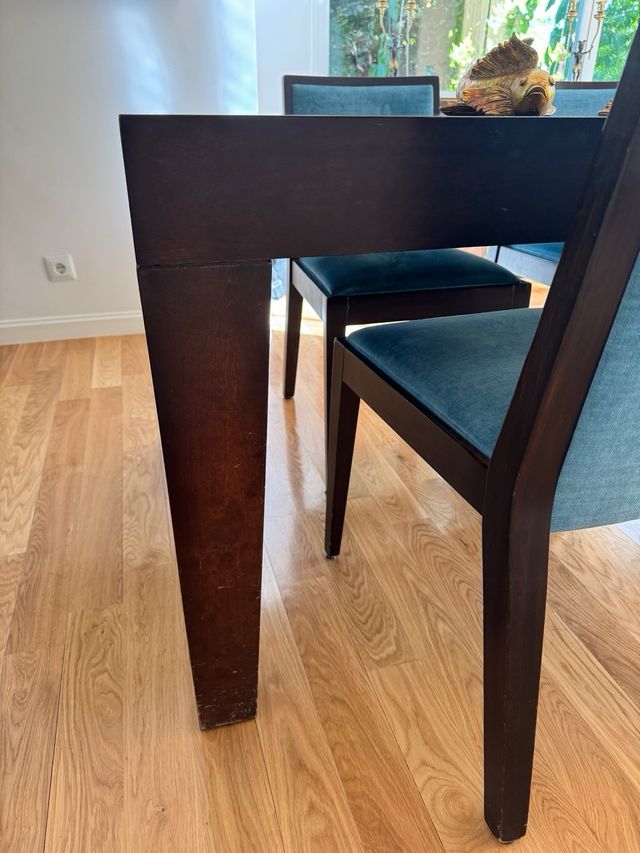 Mesa de comedor de madera