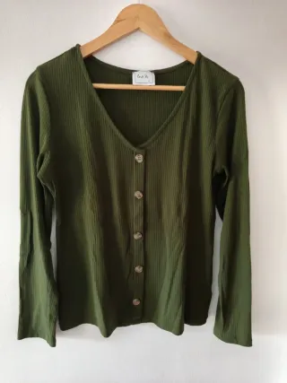 Camiseta verde botones