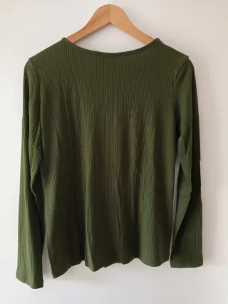 Camiseta verde botones