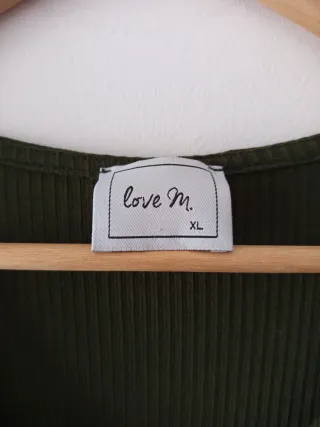 Camiseta verde botones