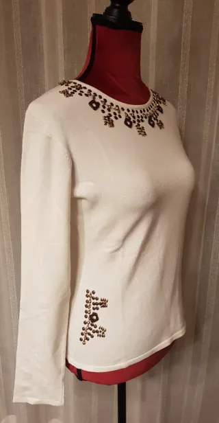 Jersey blanco con adornos dorados