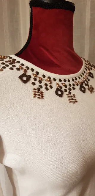 Jersey blanco con adornos dorados