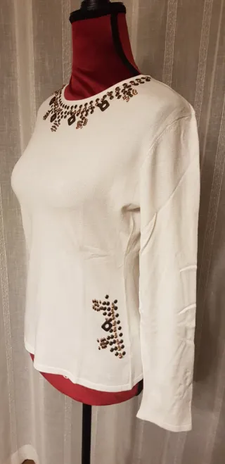 Jersey blanco con adornos dorados