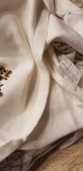 Jersey blanco con adornos dorados