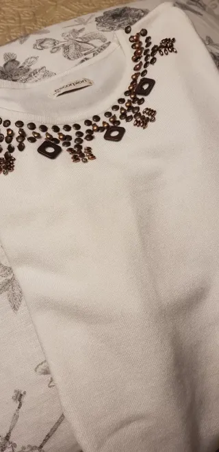 Jersey blanco con adornos dorados