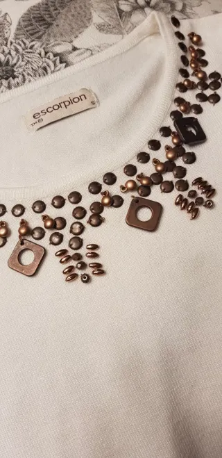 Jersey blanco con adornos dorados