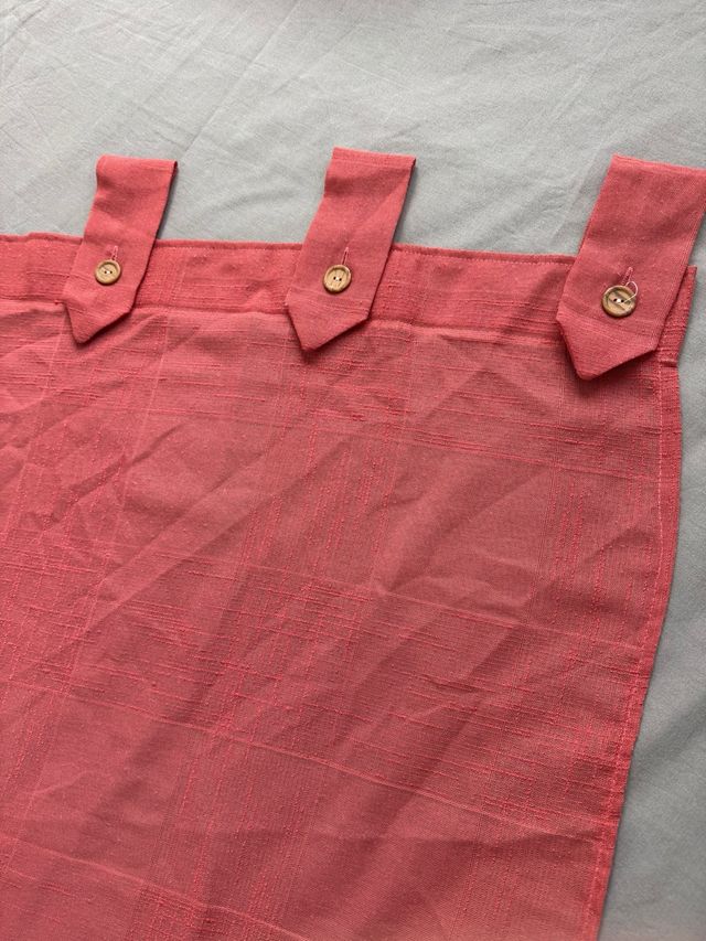 Cortina semitransparente color teja rojizo