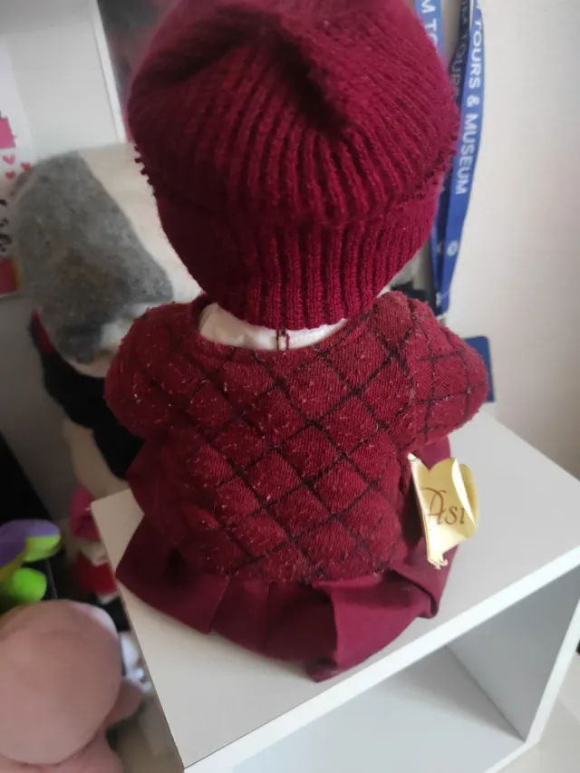 Muñeca Asvil con etiqueta