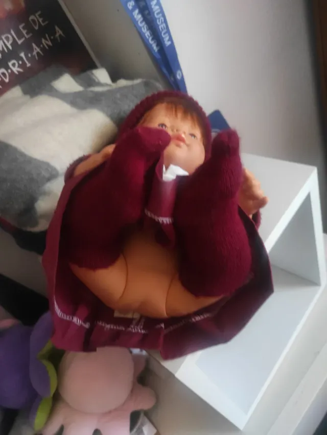 Muñeca Asvil con etiqueta