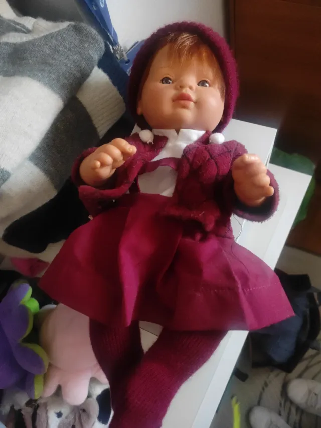 Muñeca Asvil con etiqueta