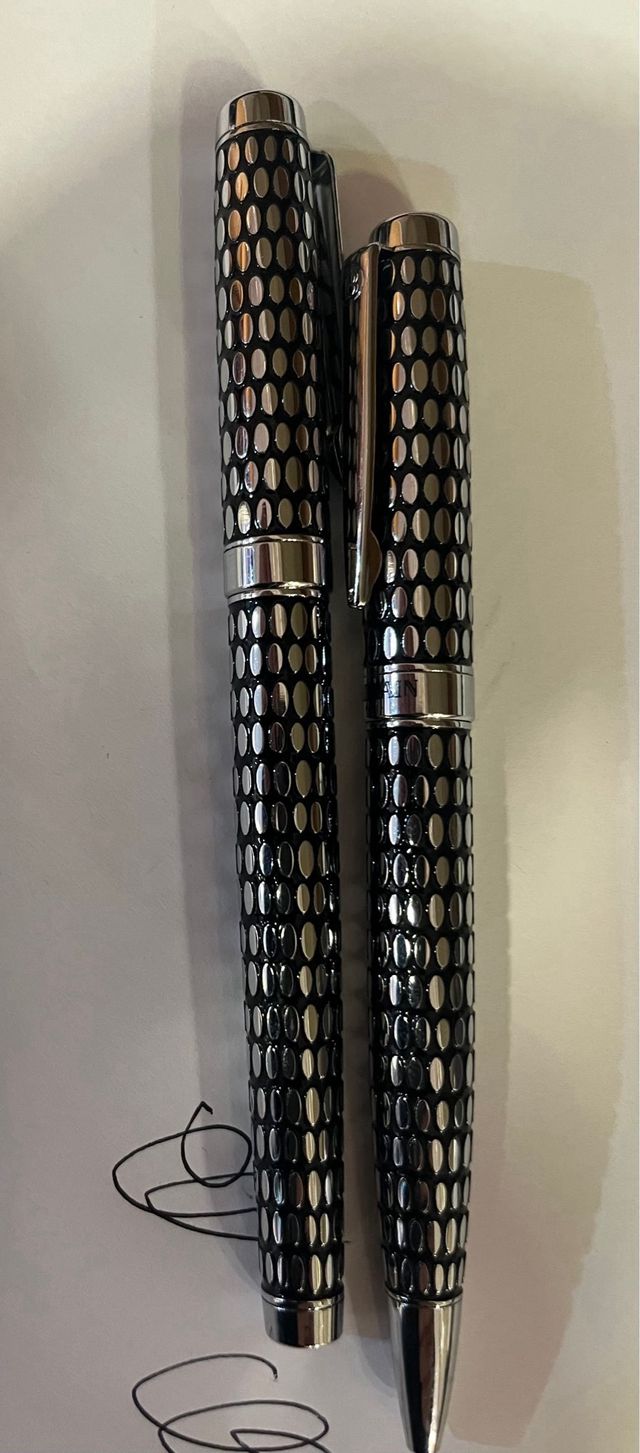 Set di 2 penne in metallo con dettagli neri