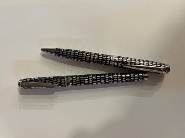 Set di 2 penne in metallo con dettagli neri