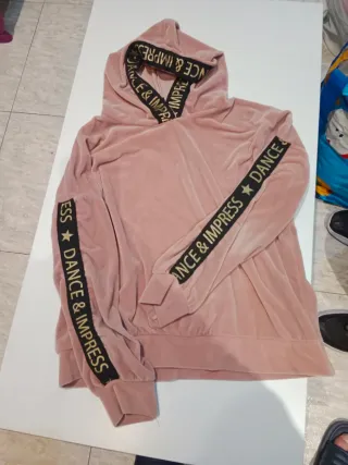 Sudadera rosa con capucha y texto