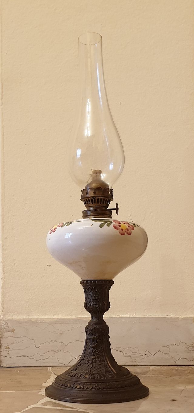 Lampada a petrolio vintage decorata