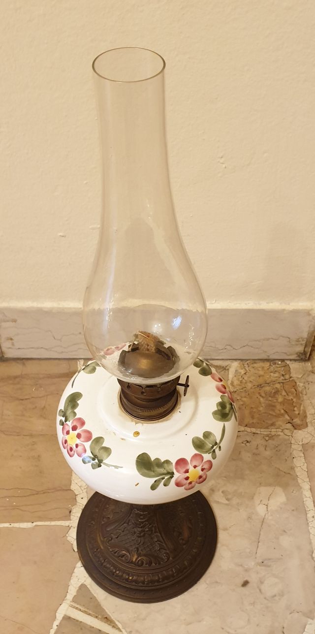 Lampada a petrolio vintage decorata
