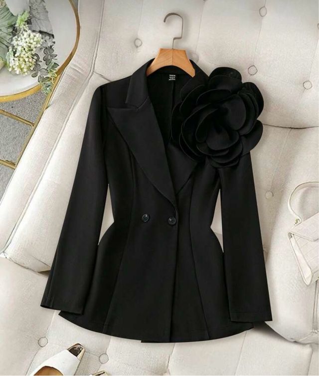 Blazer negro elegante cruzado con flor diseño