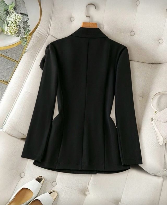 Blazer negro elegante cruzado con flor diseño