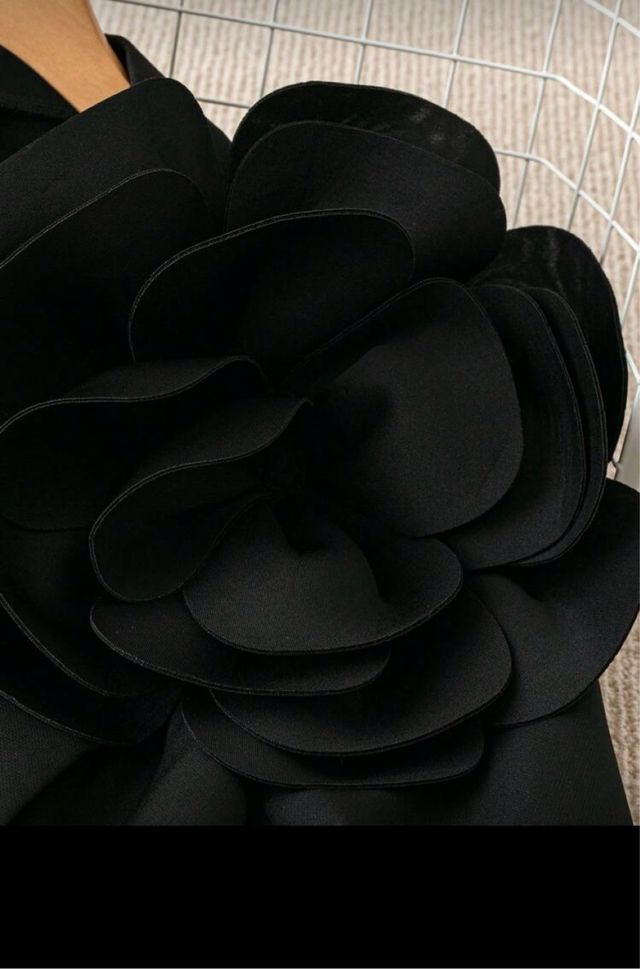 Blazer negro elegante cruzado con flor diseño