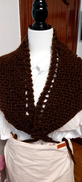 Toquilla tejida marrón para niña