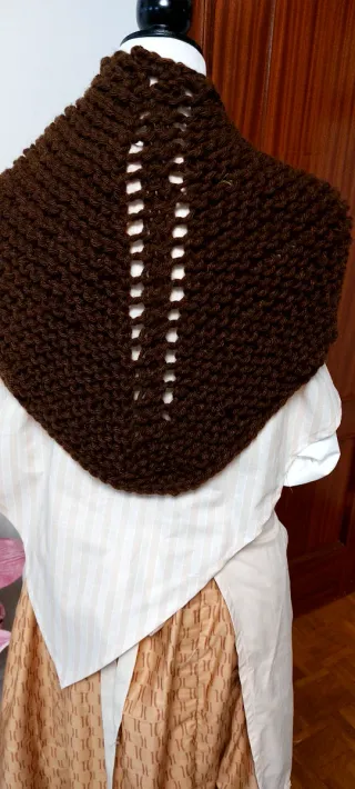 Toquilla tejida marrón para niña